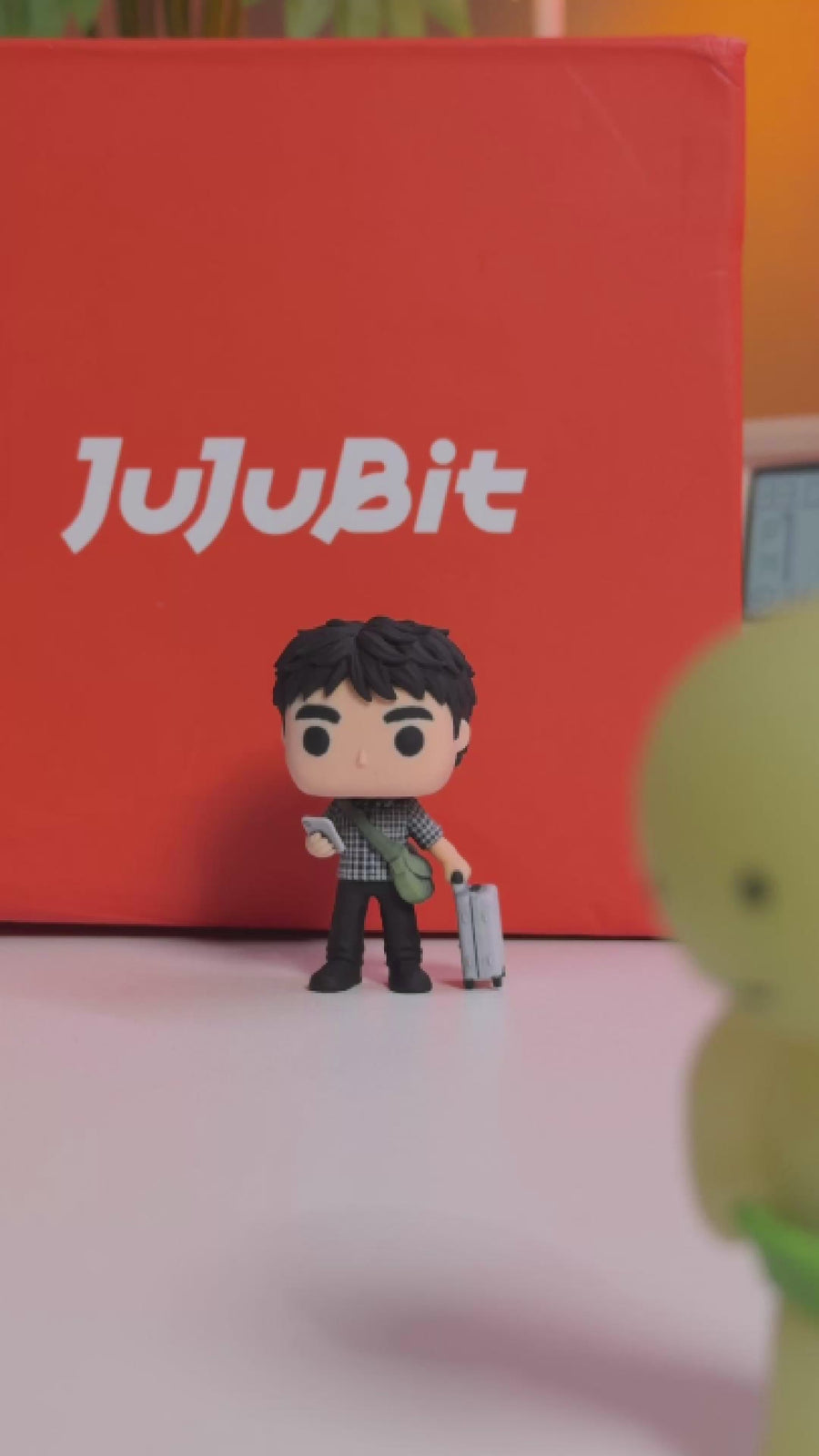 Custom traveler Mini Pop-style figurine with a suitcase in front of a JuJuBit backdrop - JuJuBit